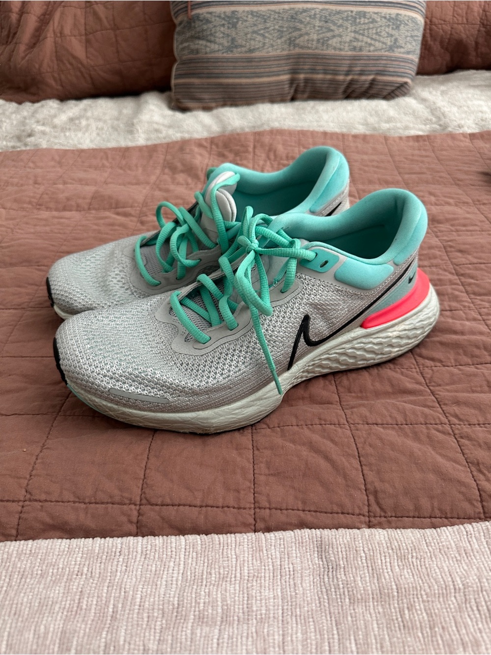 Nike men’s Athletic Shoes in Light Gray with Teal and Pink Accents 10.5 men